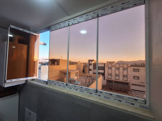 پنجره تاشو بالکنی با درزگیر آلومینیومی